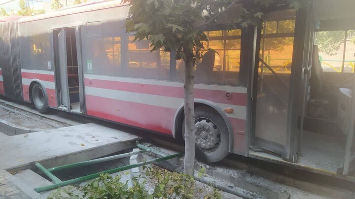 برخورد اتوبوس با ۵ موتور و ۲ خودرو در خیابان ولیعصر/ شرکت واحد: علت دقیق در دست بررسی است