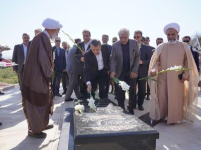 دبیر شورایعالی مناطق آزاد با حضور در مزار شهدای ۱۳۲۰ جلفا، با آرمان‌های شهدا تجدید میثاق کرد