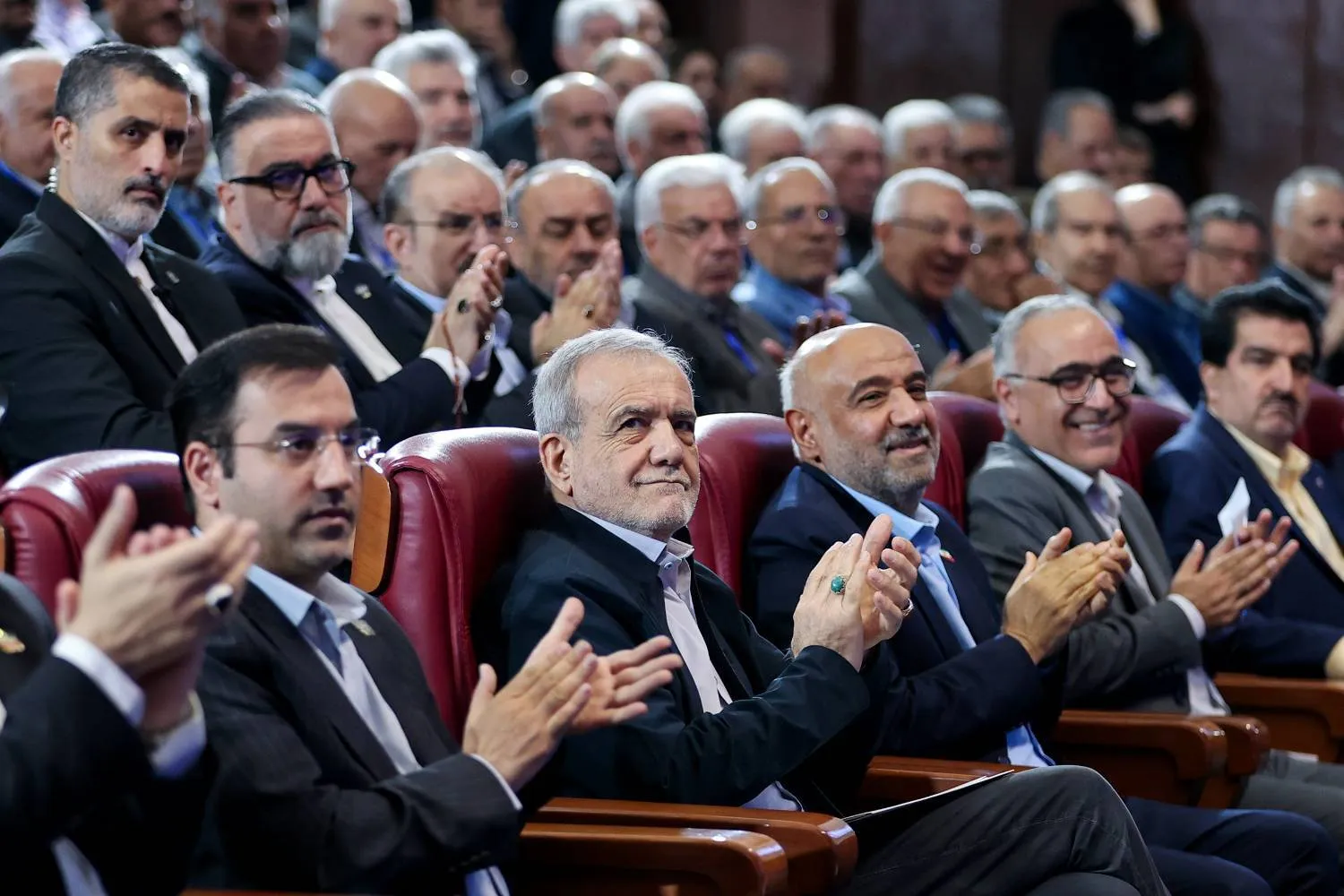 پزشکیان در نشست با بازنشستگان: کالابرگ افزایش مییابد